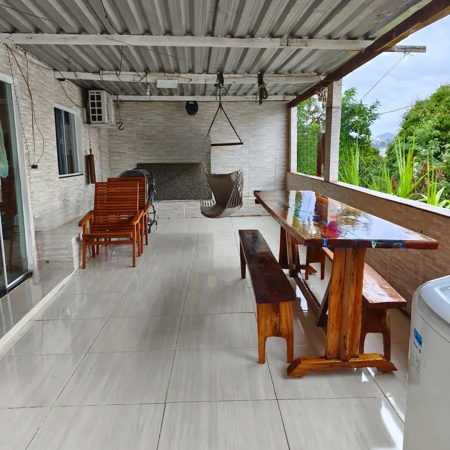 Casa com 2 quartos e kitnet alugada no quintal