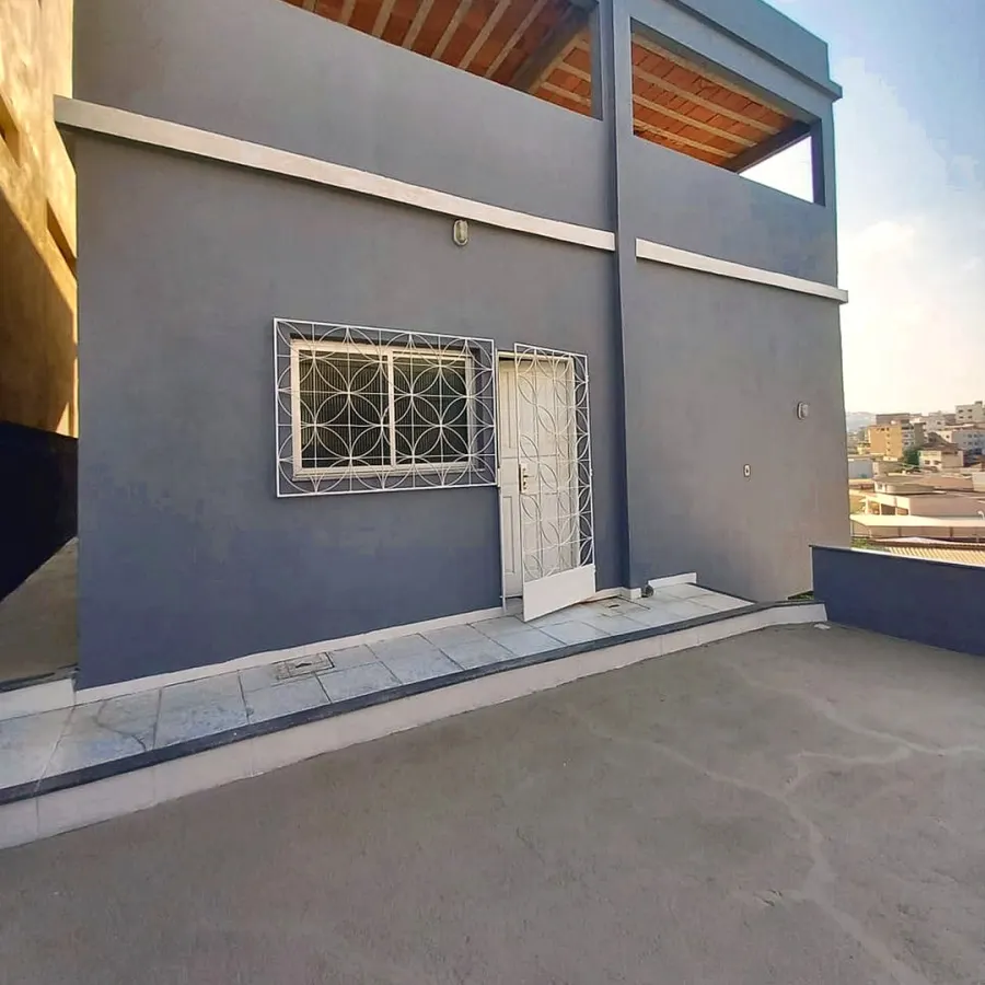 Casa ampla com 4 quartos, suíte e terraço